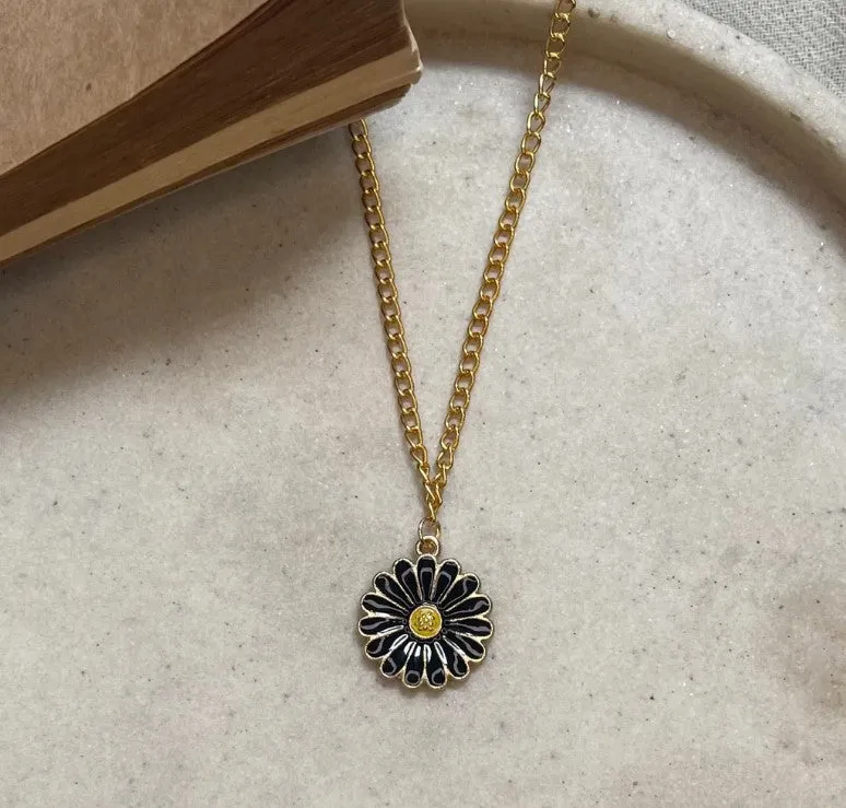 Rack Jack y2k charm pendant gold necklace - Daisy - Black